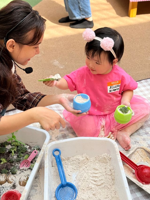 5 Manfaat Sensory Play untuk Balita & Rekomendasi Kelas Senso